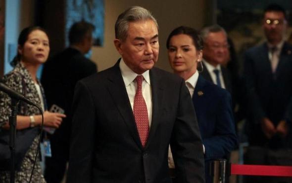 中国和巴拿马谈妥了。5月26日，王毅在纽约主持联合国安理会高级别会议，借着这个
