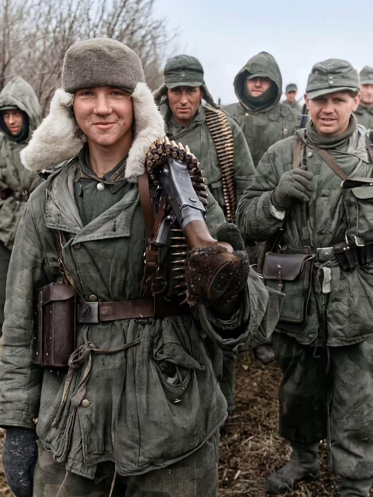 1944年12月中旬，比利时波托附近，一名德军机枪手在留下的摆拍照。其肩扛着