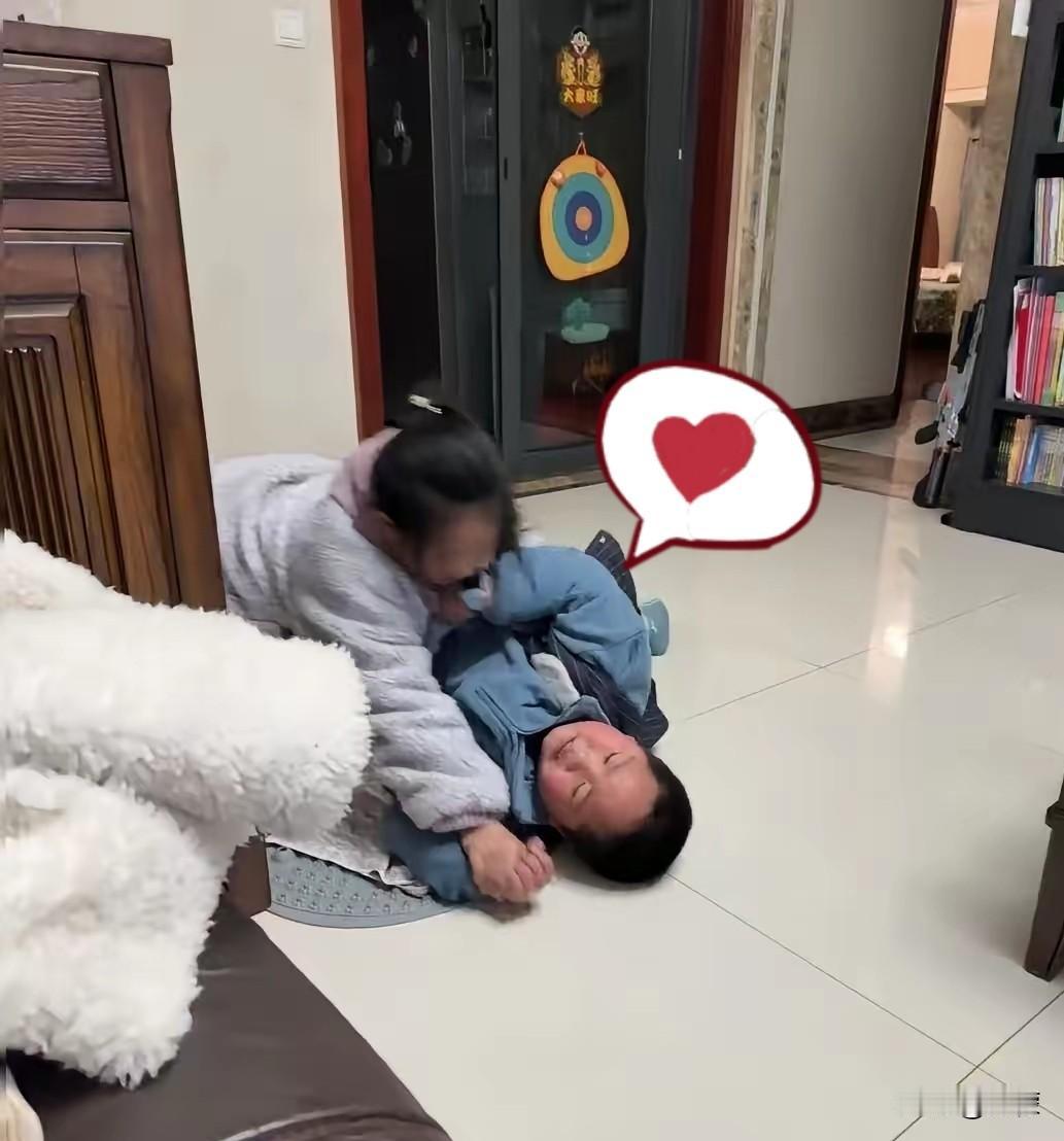 漫长的假期熬到尾声，很多带娃的长辈都快扛不住了。家里两个孩子放假天天朝夕相处