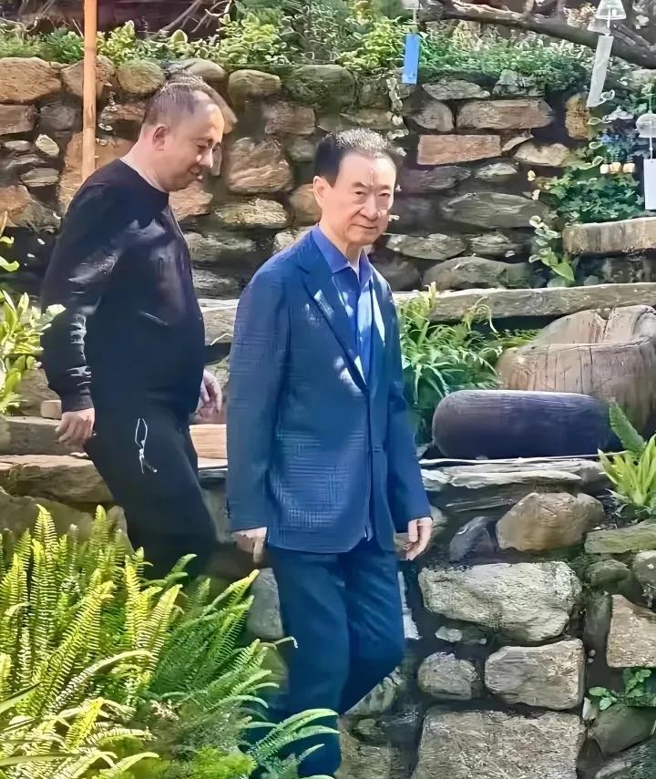 我大舅在万达上班离职了以后他才敢说的实话他说，虽然现在王健林一直在卖万达，但