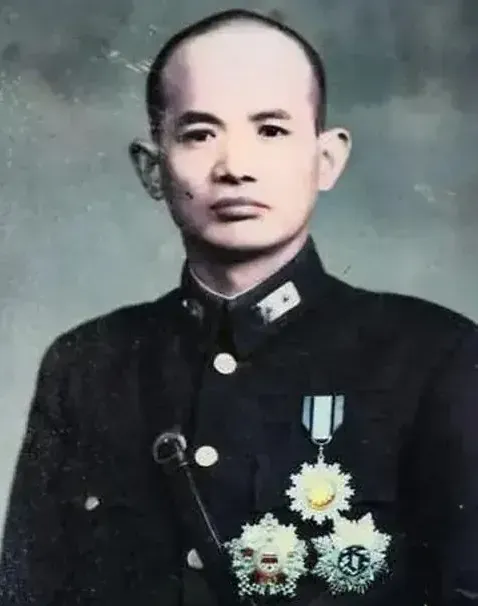 1955年6月5日夜，俞济时在家中把玩手枪的时候走火，子弹射入大腿。这引起了蒋介