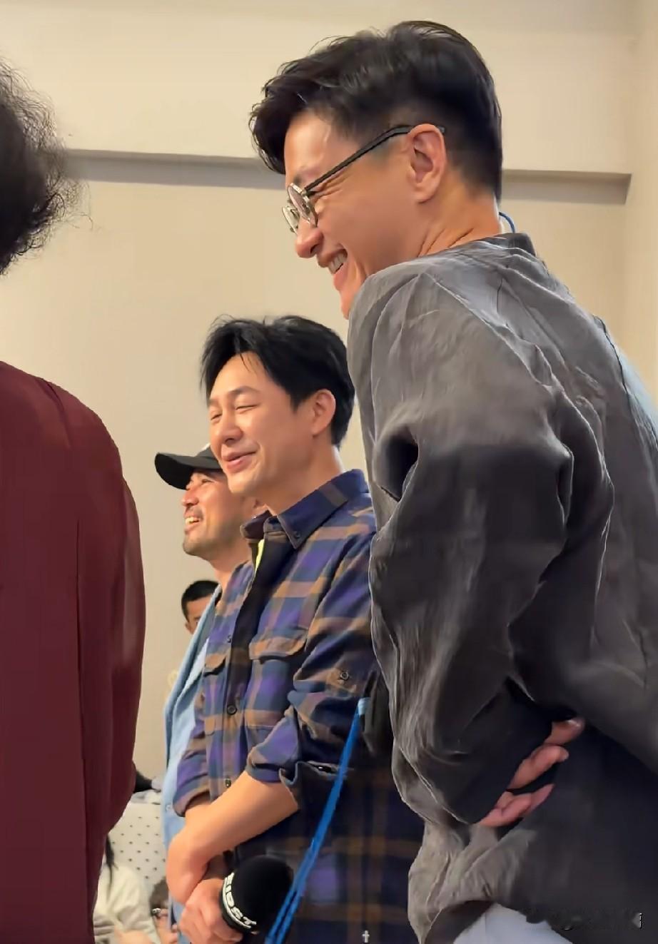 怎么感觉周一围总是装腔拿调的？出现在公共场合的时候都是非常不自然。周一围，他