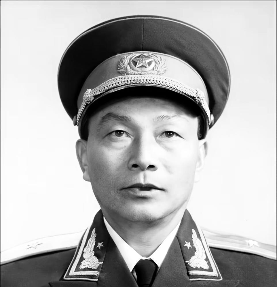 1979年杭州，万人公审现场。四个法警死死按住木台上的壮汉，他竟是开国少将的亲儿