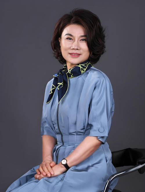 71岁董明珠南京亮相，状态惊艳全场！她的年轻秘诀是什么？近日，71岁的董明珠