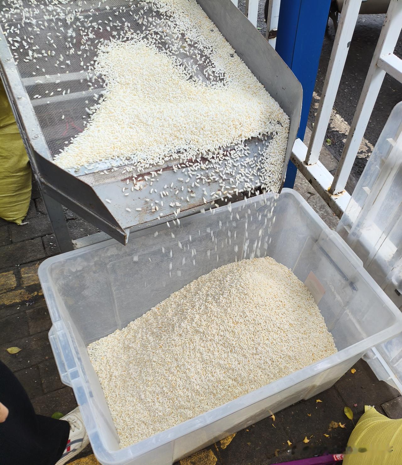 今天路过菜市场，看到水果店门口有这个炒米的机子在加工，刚开始我以为是在制作炒米，