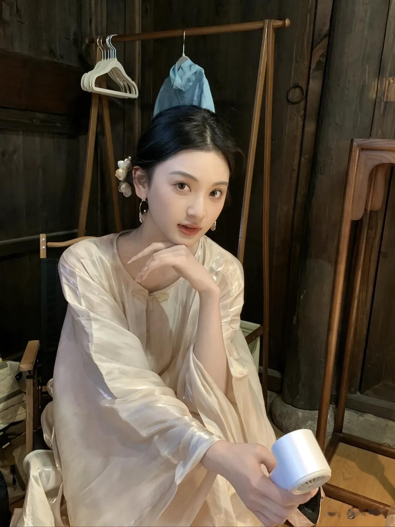 复古风穿搭，温柔优雅，复古相机滤镜，怀旧氛围