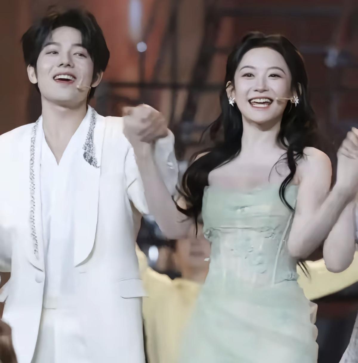 曾辉韩雨彤的般配可不止在容颜，更在同步成长的脚步和对表演共同的敬畏。期待两位青年
