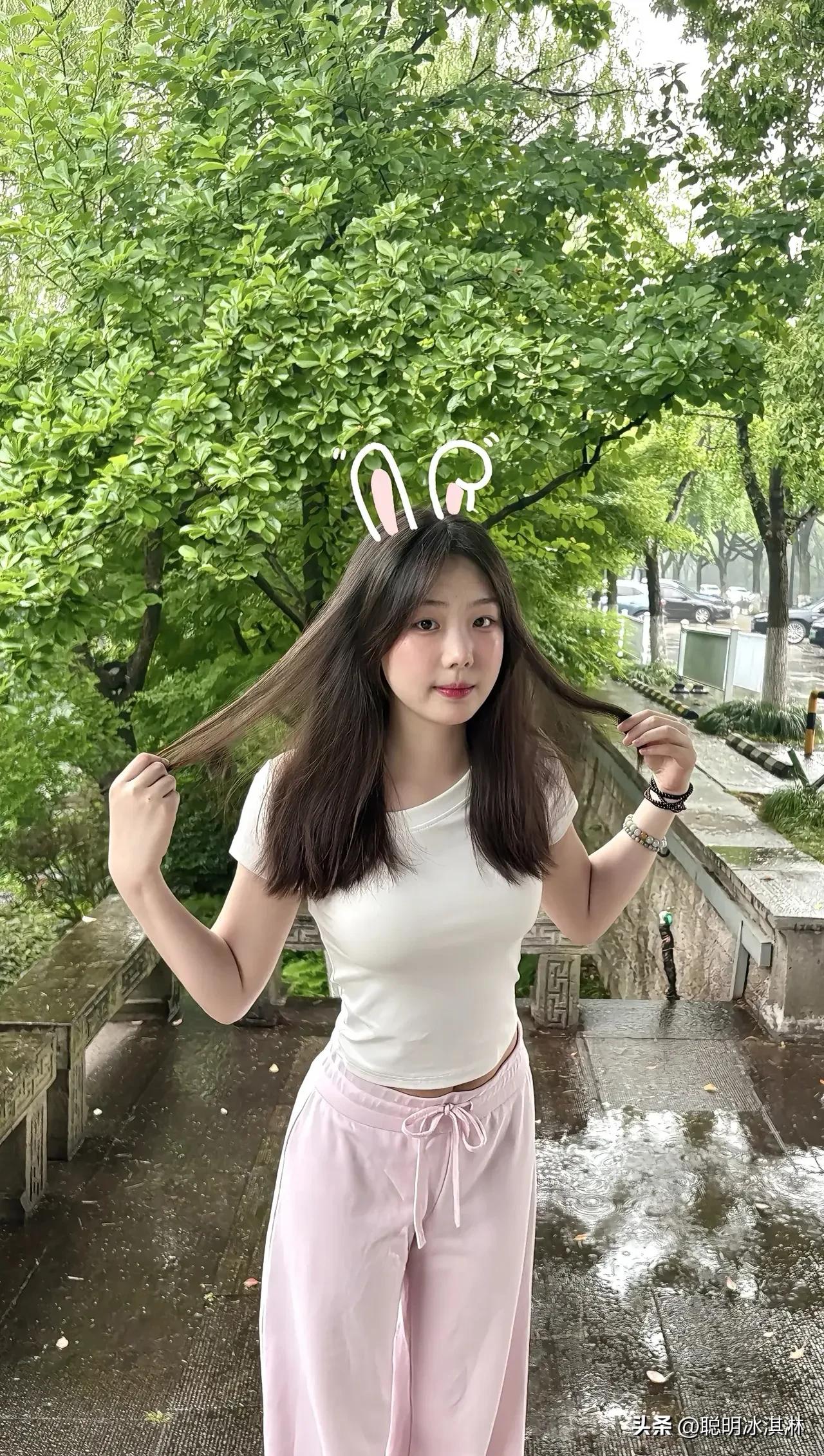 元气女孩的治愈瞬间笑容比阳光更暖，蹦蹦跳跳的小日子，藏着最简单