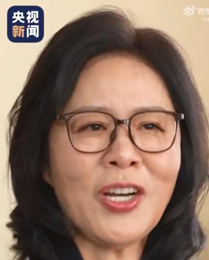 郎平接受《面对面》记者采访，记者提到我们还想让您再回来，再当教练时，郎平先笑了起