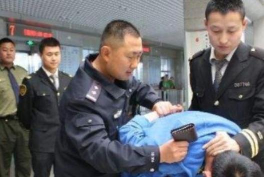 “太恶毒！”内蒙古赤峰市，一名放射科医生竟对女主任怀恨在心，竟然在她的水杯里偷偷