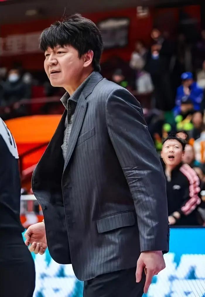 山东体育台这个解说员真是差劲儿！孙铭徽抱摔孙桐林，裁判要去看回放，竟然在那儿一个