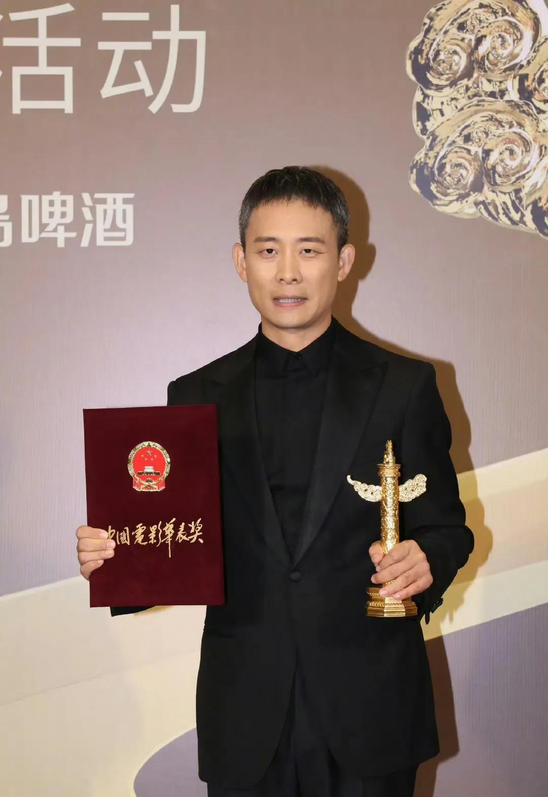张译成“国一”演员了？可他还想“躲”起来谁能想到，刚拿下“国家一级演员”职称的