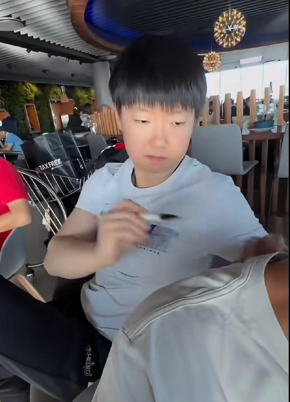 原来合影前还有这事儿！被莎莎签名的衣服得珍藏吧之前刷到过这位粉丝和莎莎的合影，