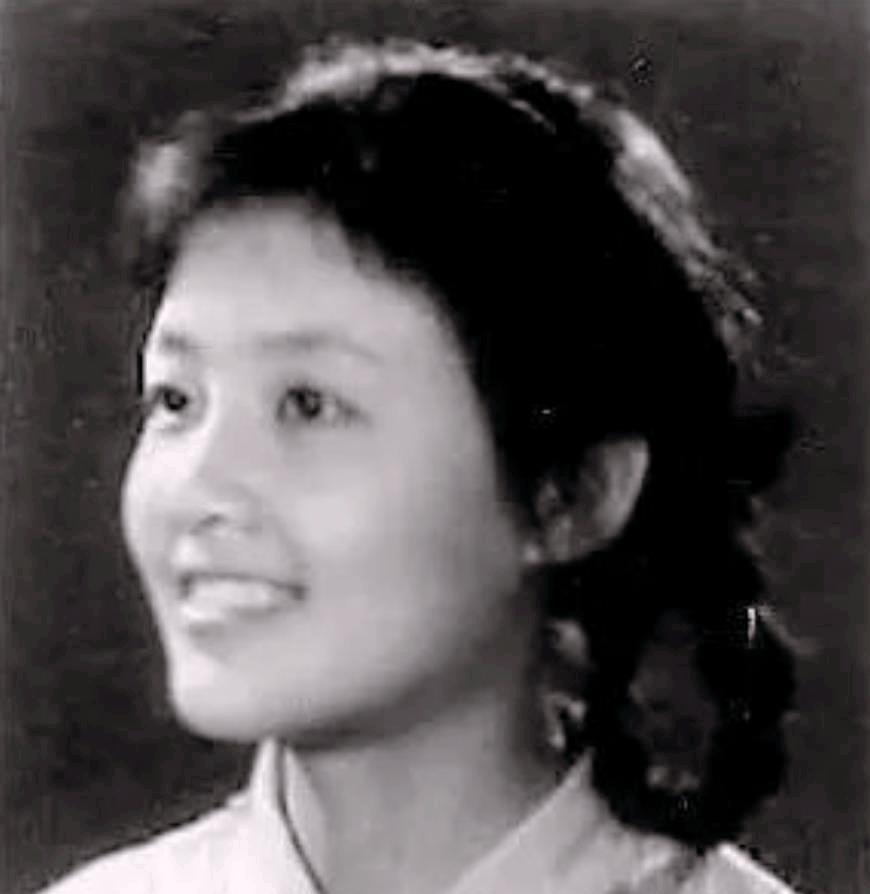 1976年，上海棉纺织17厂的女工崔根娣再次接到丈夫电话，被告知：“我和你离婚，