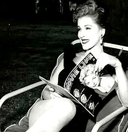 1962年，东方豪门公子娶了好莱坞女神。这场轰动美国的跨种族童话，最终却死于一座