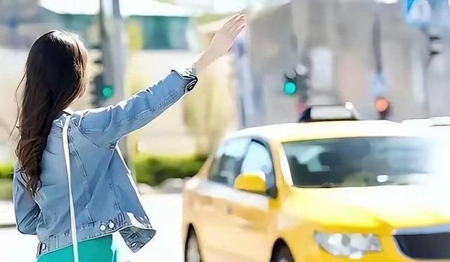 🐰为什么大家现在宁愿等网约车，也不坐出租车？答案很简单，因为现在的出租车，
