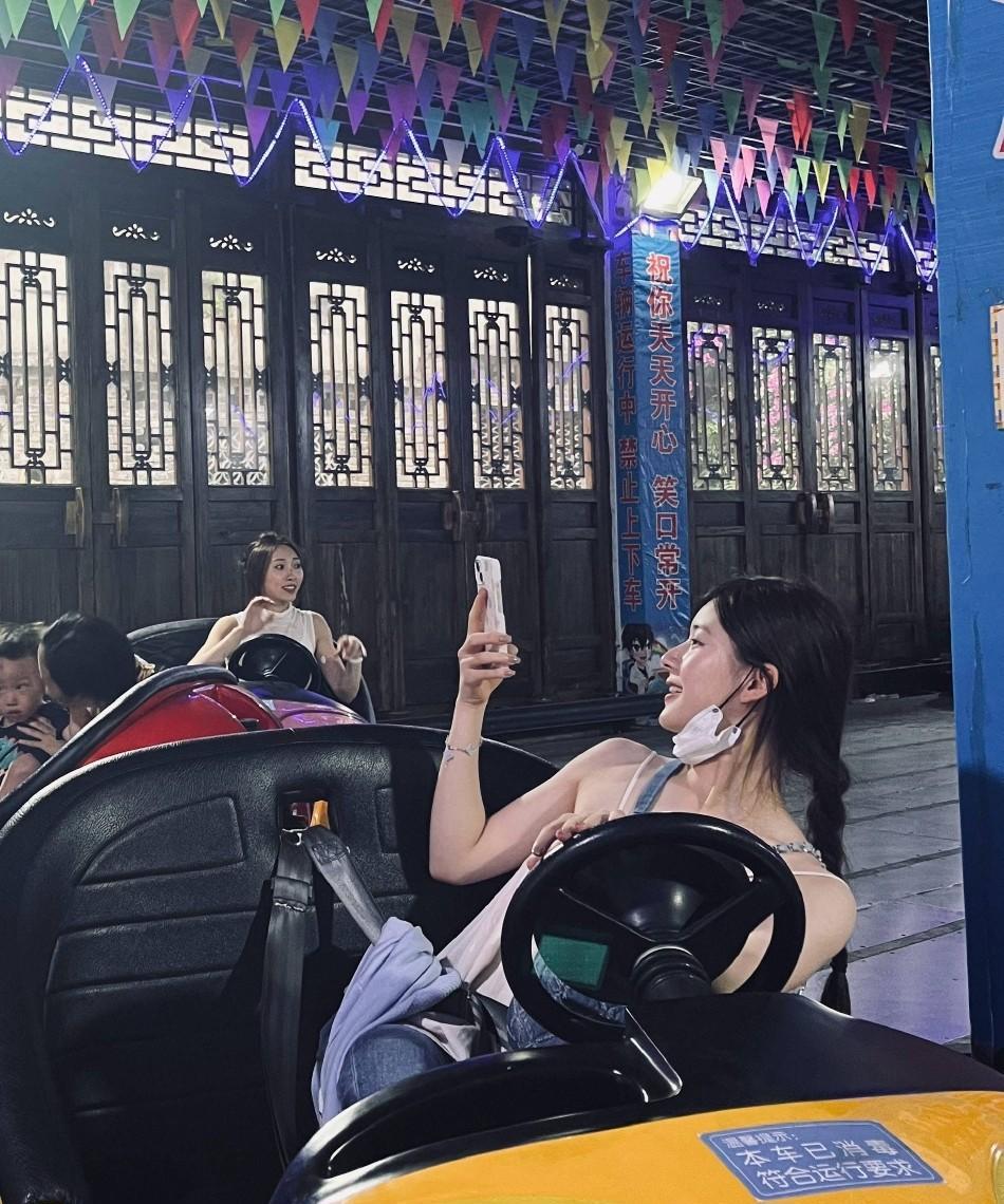 赵露思花式姿势各种摆拍，穿瑜伽服秀纤细美腰身材好，与友人搂肩行走活力满满，对镜自