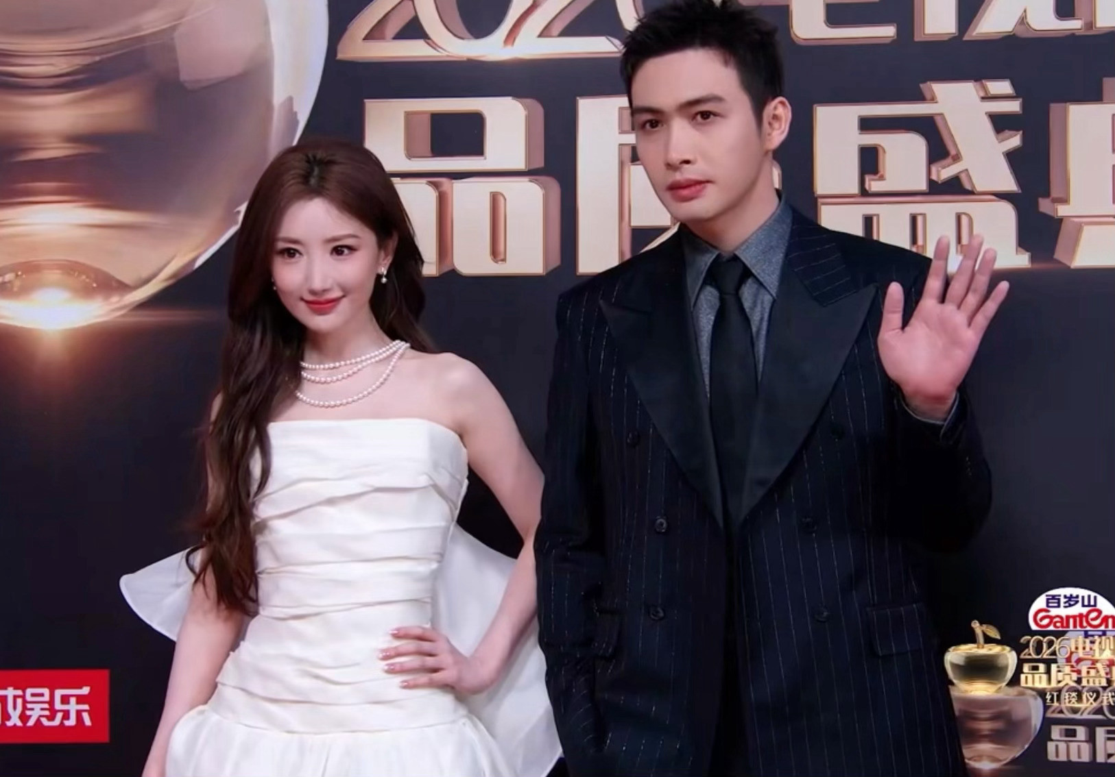 张彬彬是不是踩到毛晓彤的裙子了，两个人牵手走红毯好养眼张彬彬是不是踩到毛晓彤的裙