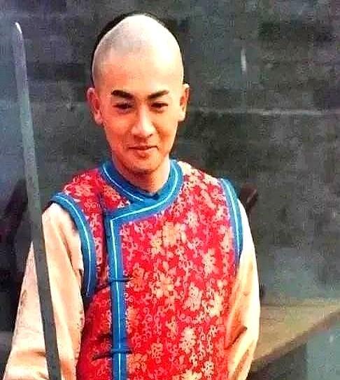 2000块一集，男主最廉价苏有朋拿到五阿哥那天，先签的是剃头同意书。剧组钱