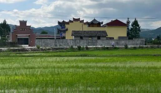 从有土葬开始中国死了几十亿人，耕地也没被塞满！占山头、卖墓穴是从火葬开始的。 