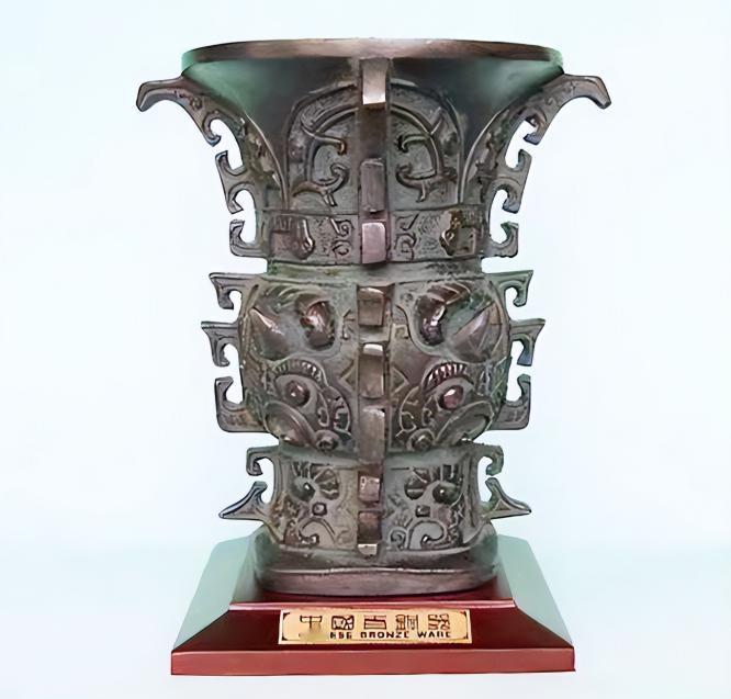 1965年，陕西宝鸡的某个专家去废品站逛游，忽然瞧见一个正要被丢到熔炉里融掉的青