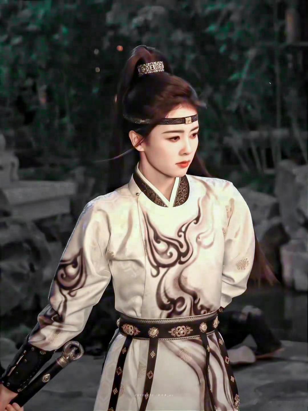 白鹿获评影视榜样年度人气女演员卷卷有鹿名，呦呦听鹿鸣。“历史的长河中，每个人都是