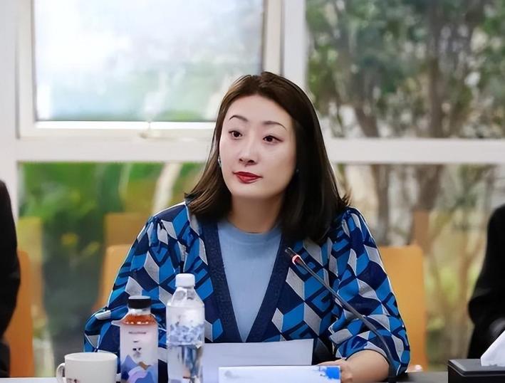 宗老生前这操作亮了！！！宗馥莉赴美，竟是小三陪着？宗庆后让怀孕的杜建英