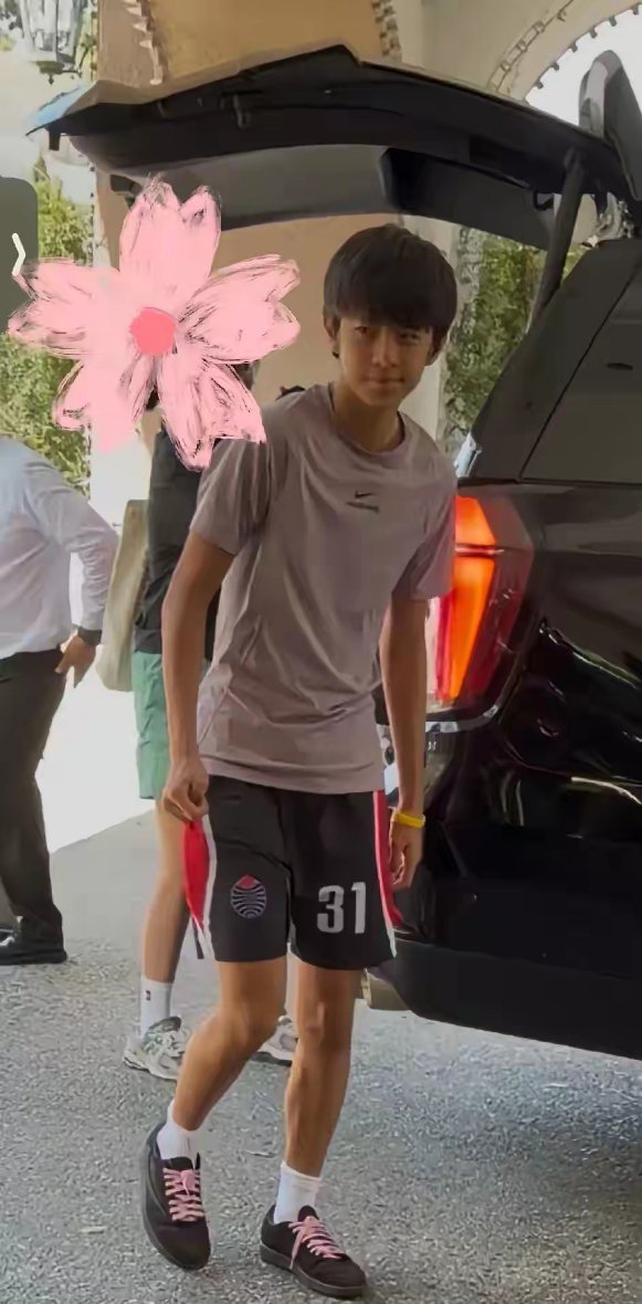 邓超的儿子真好看，很像年轻时候的陈冠希。​