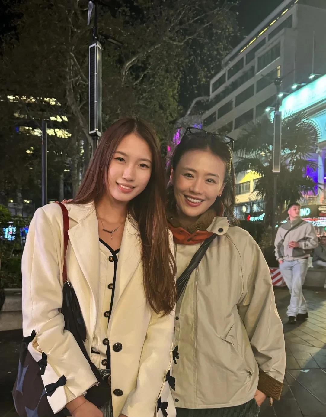 马思纯现身英国游玩。个子高挑的她，穿着一身休闲服，长发披肩，露出光洁的额头，小