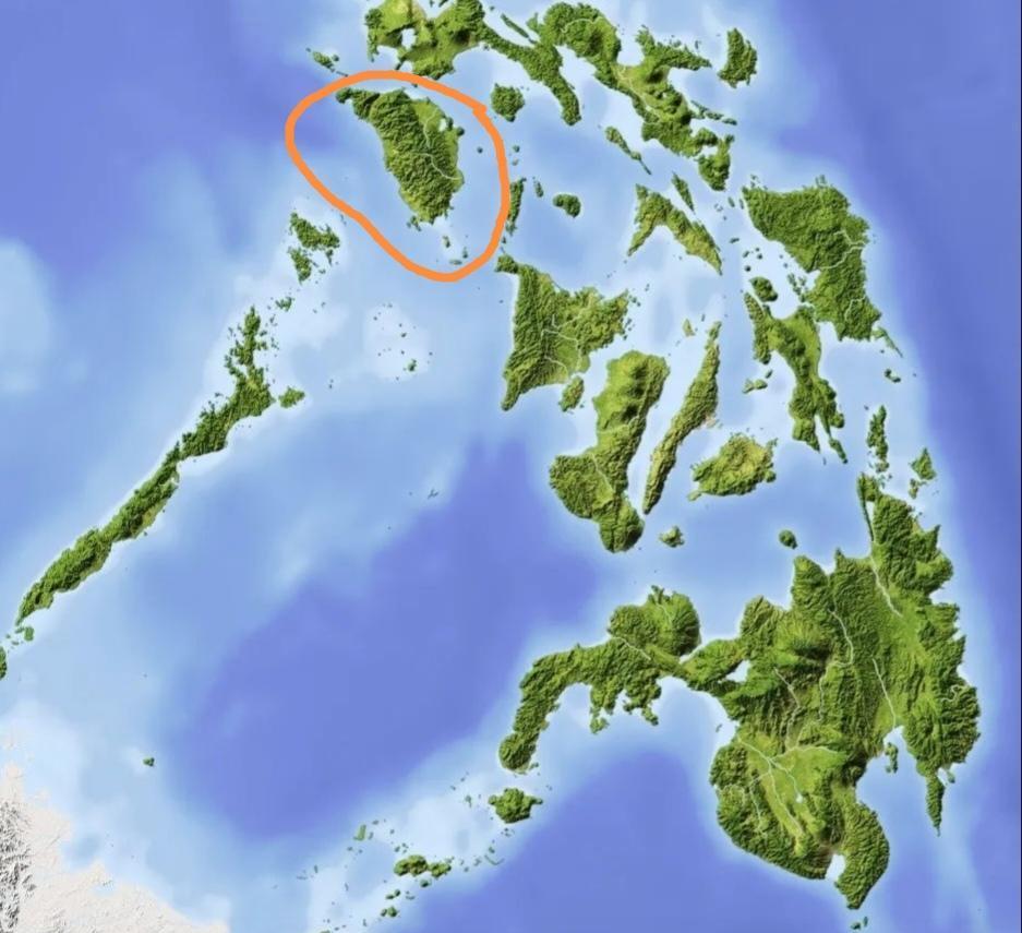 西太平洋上有个岛，面积九千八百多平方公里，人口一百四十万。这地方山多地广，最高