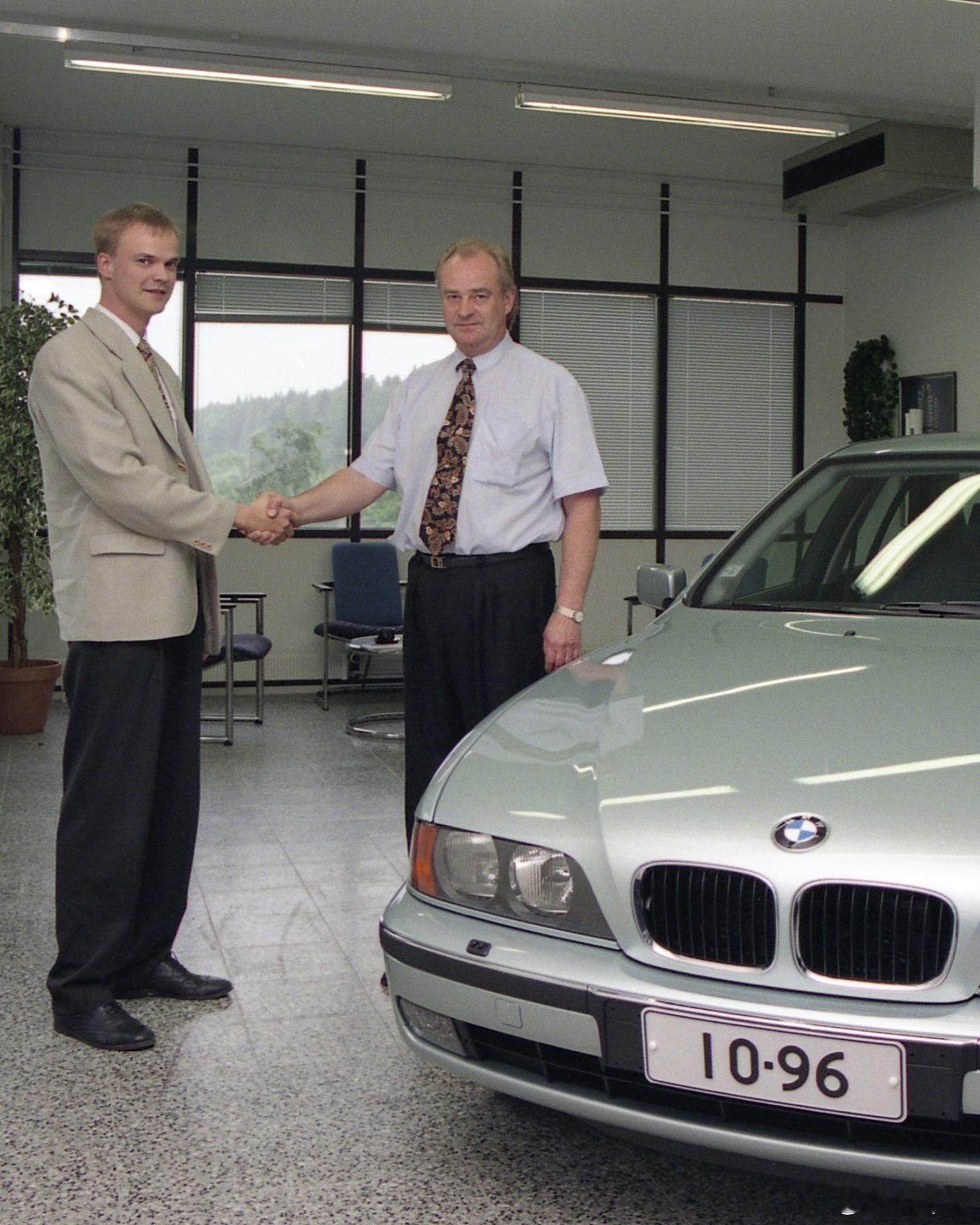 bmwclassic发了一台狠车：一辆冰川绿的宝马5系E39523i，