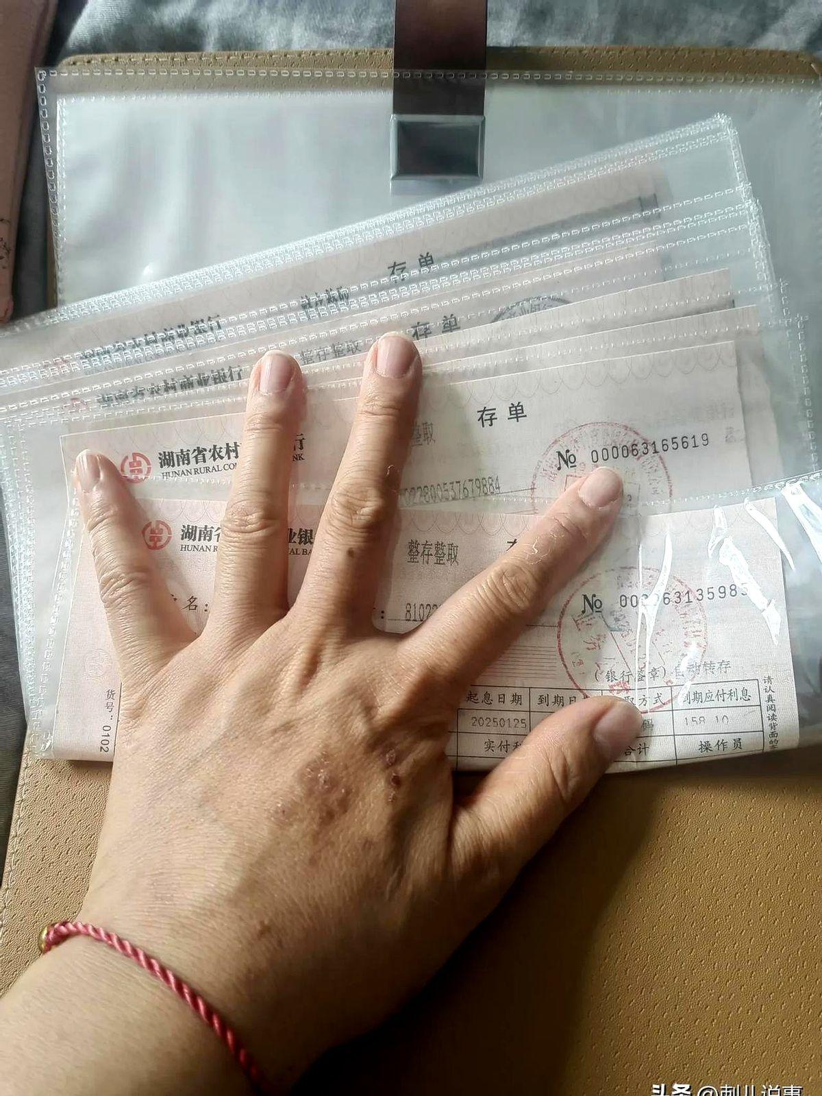 我和老公彼此不知道对方存了多少钱，但我没像他一样藏着上锁。刚才看到有人讨论钱