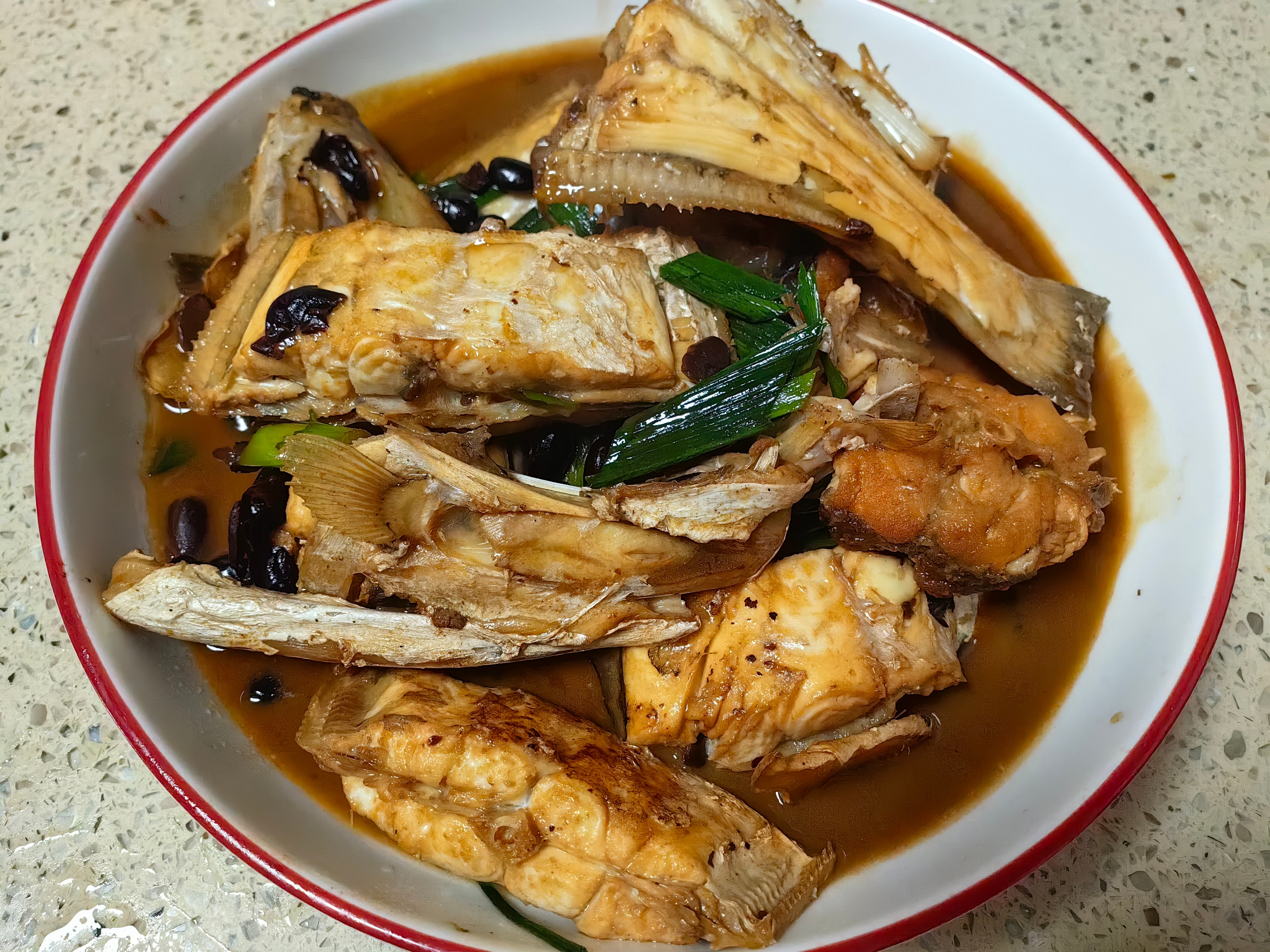 家常菜卤猪蹄，炒长豆角，红烧鱼。红薯粥。