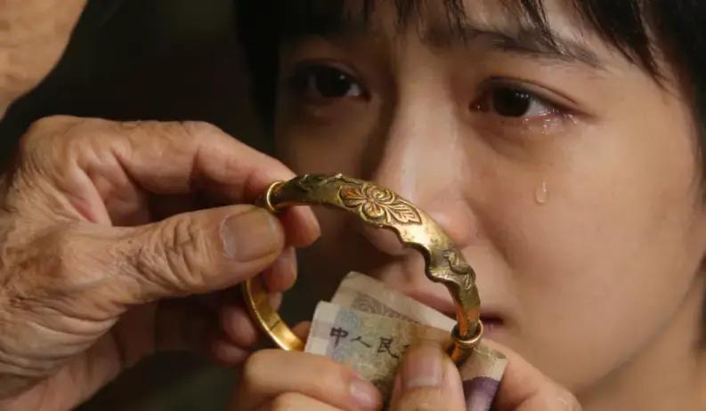 母亲节那天，我给亲妈转了5000块钱过去，她开心得直说要穿新衣服出去显摆。可同一