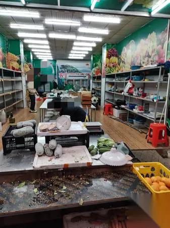 50万招服务员？白纸糊掉数字也挡不住热搜。我蹲现场，装修味呛鼻，负责人拍