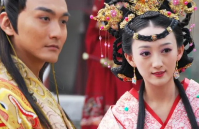 1627年，明熹宗崩。太监总管陈德润垂涎皇后的美色，一日皇后晨起沐浴，才褪去外衣