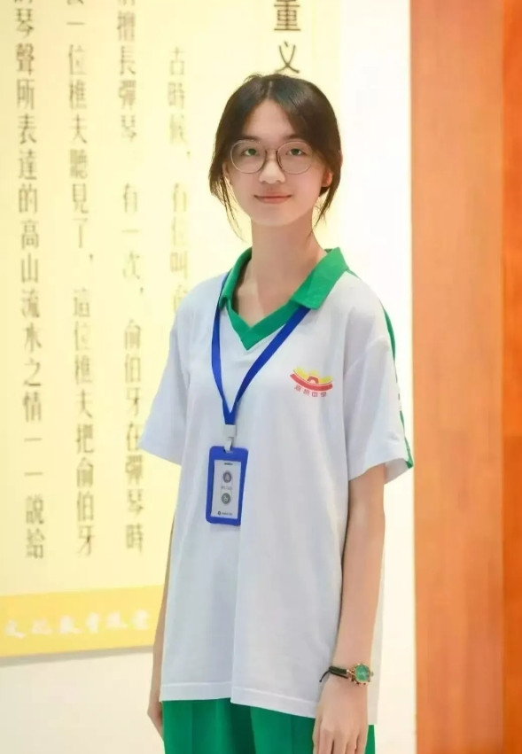这一看就是乖乖女啊，怎么也会失联？她叫李东栏，琼海17岁的中学生，1米65的身高