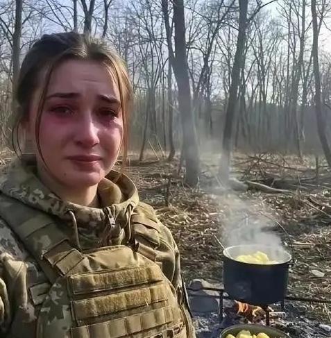 一名乌军女兵，在接受乌克兰电视台采访，被问到前线当下更缺人，还是更缺无人机时，她
