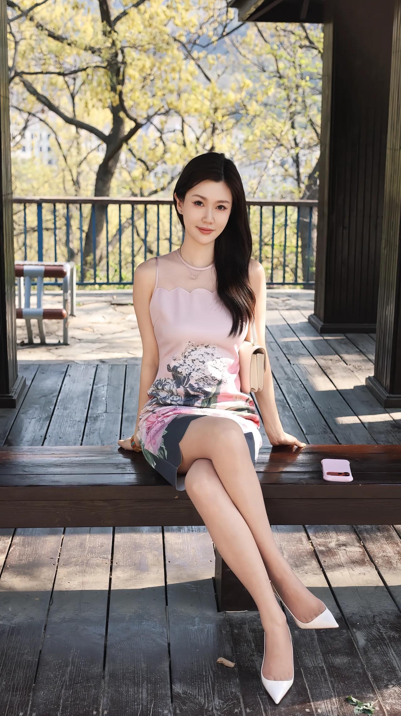 牡丹印花包臀裙搭配白色高跟鞋,简约又优雅。