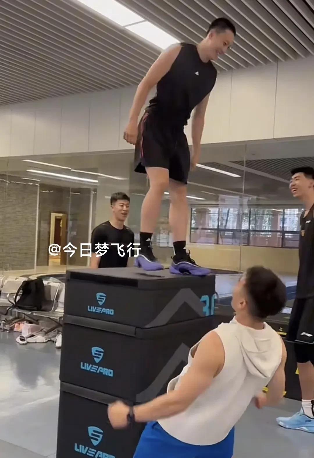 广东队球员跳箱训练，杜锋给小蛇加鸡腿！今天下午，广东队主教练杜锋更新了个人社媒