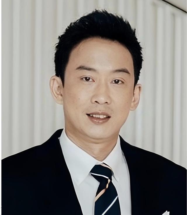泰国家族政治的风眼深处，班通达·西那瓦或许是最清醒的“隐形人”。身为他信长子，他