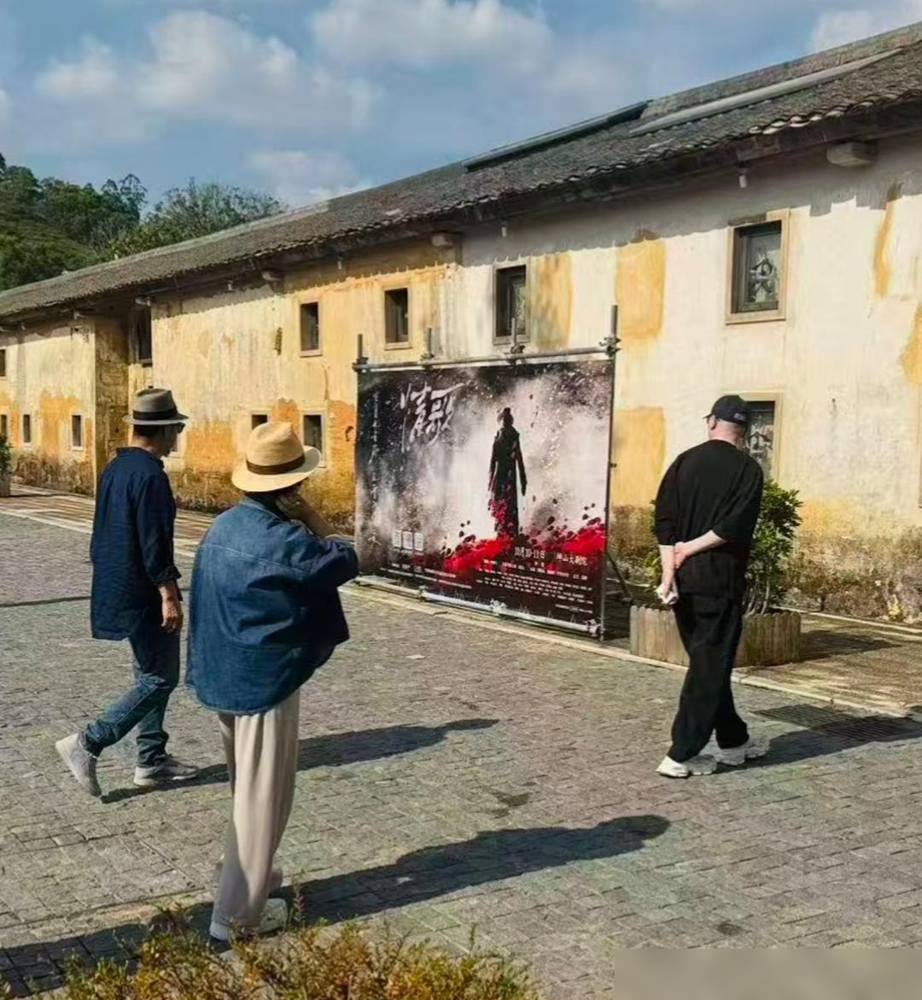 谁敢信，这俩在影视圈呼风唤雨的大佬，老了逛街也跟普通大爷没两样！有人在深圳坪山碰见张国立和冯小刚了。