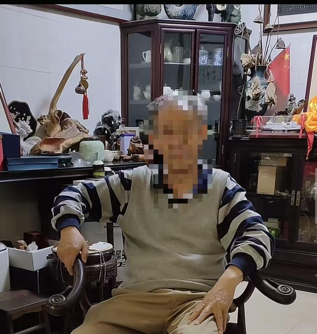 南京博物院退休的82岁老院长，甩锅没成功，却被身后摆满的古董给坑了！前两天记者采
