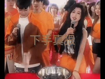 这个老视频又被翻出来了！其实那位女生被锤，要怪自己，打了几次不算完，还蹦起来打