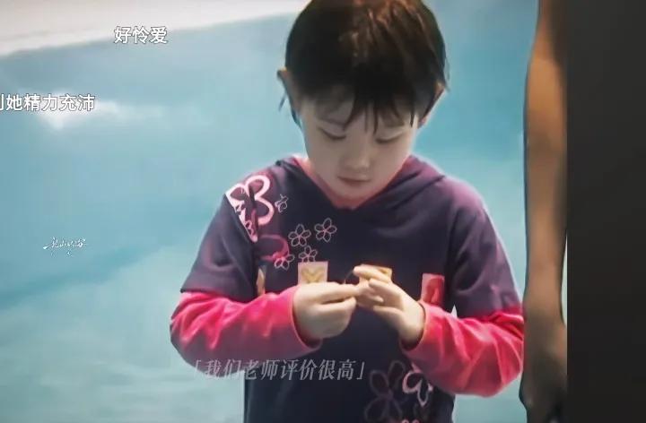 原来她不是在玩手手，是在给自己贴创可贴……不知道为什么，看到这一幕莫名的心疼。