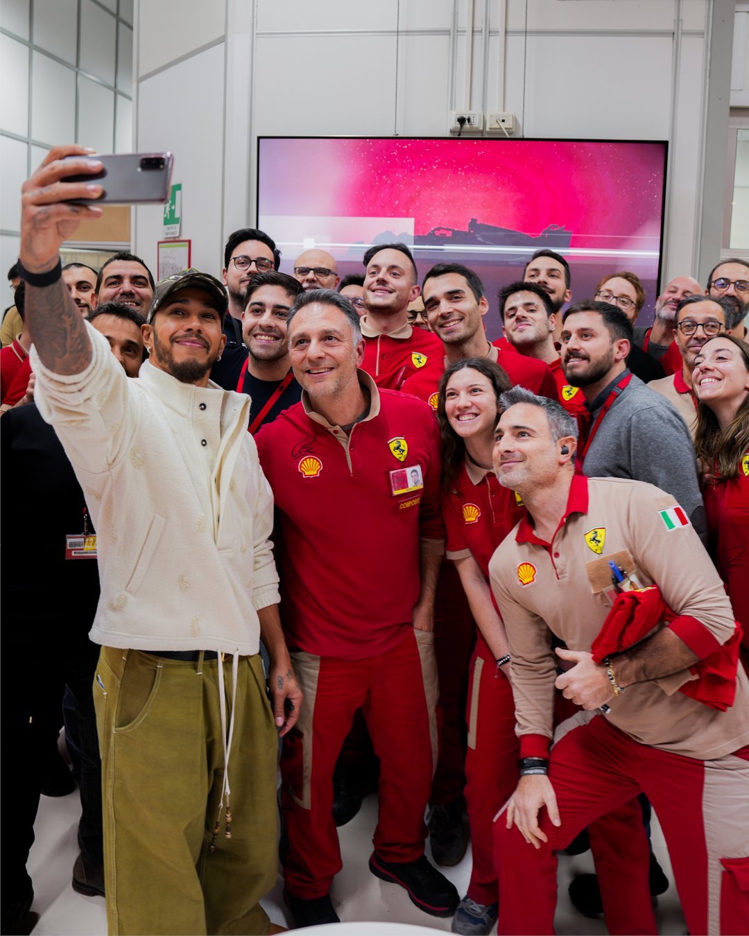 汉密尔顿回到马拉内罗工厂F1f1