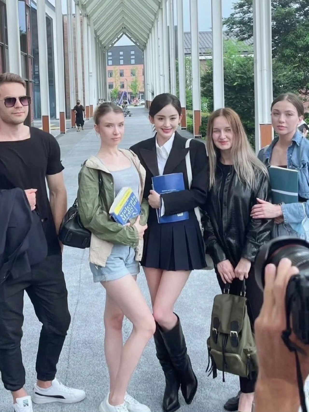 翻到张娜扎和白人女生们的合照🪭​​​