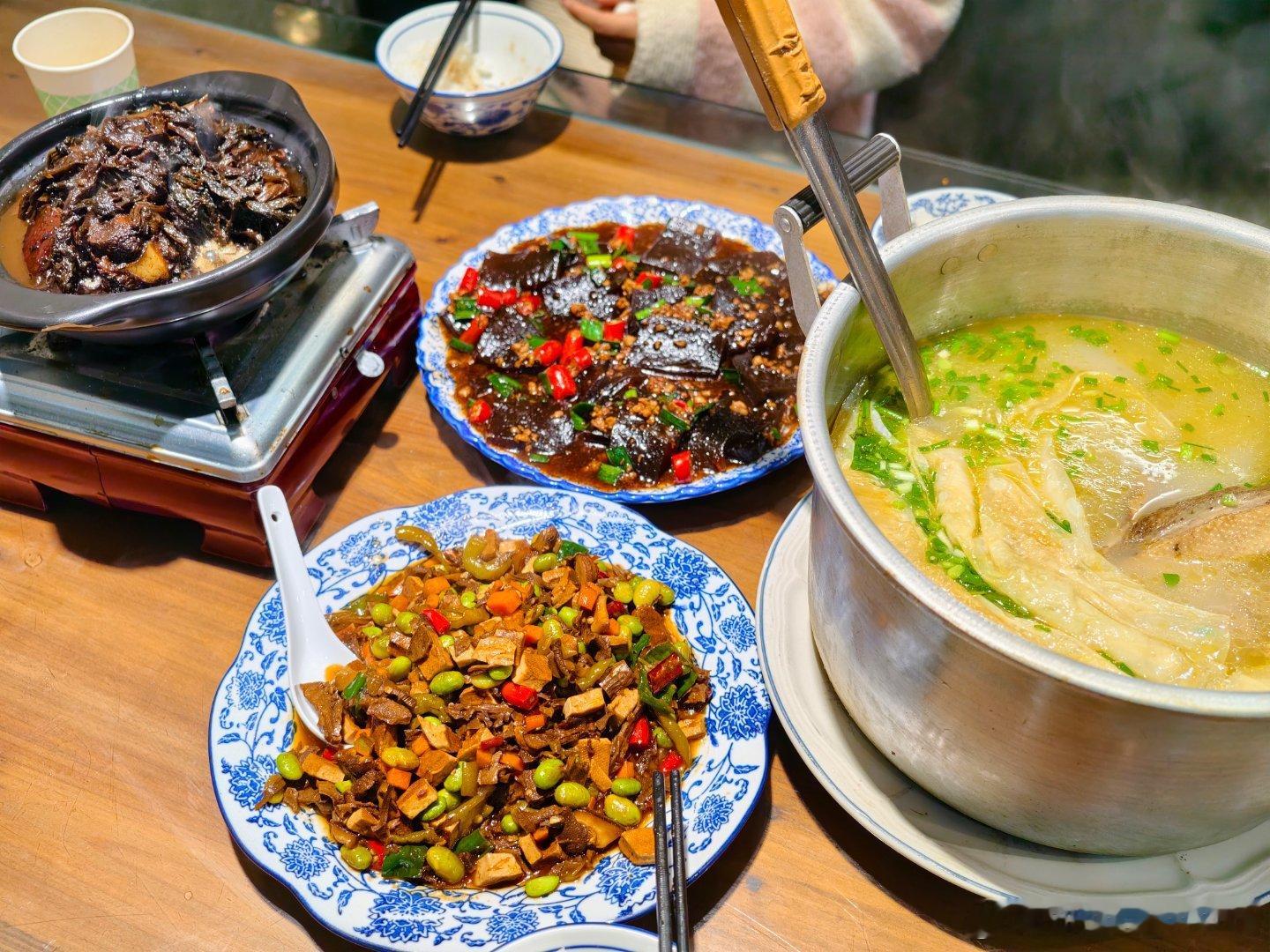 这一家宝藏小店是在夏天玩水时候发现的这次游玩塔川回来之后正好路过带我的好朋友们分