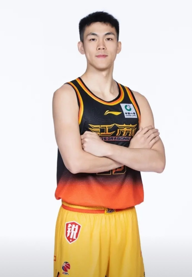 中国男篮世预赛落选7人名单及其落选原因:1、徐杰:脚踝受伤恢复未达预期，强行复