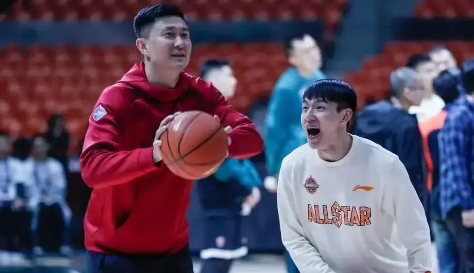 当杜锋坚持把联赛场均15分的吴前选进国家队时，所有人都觉得他疯了。他按住所有